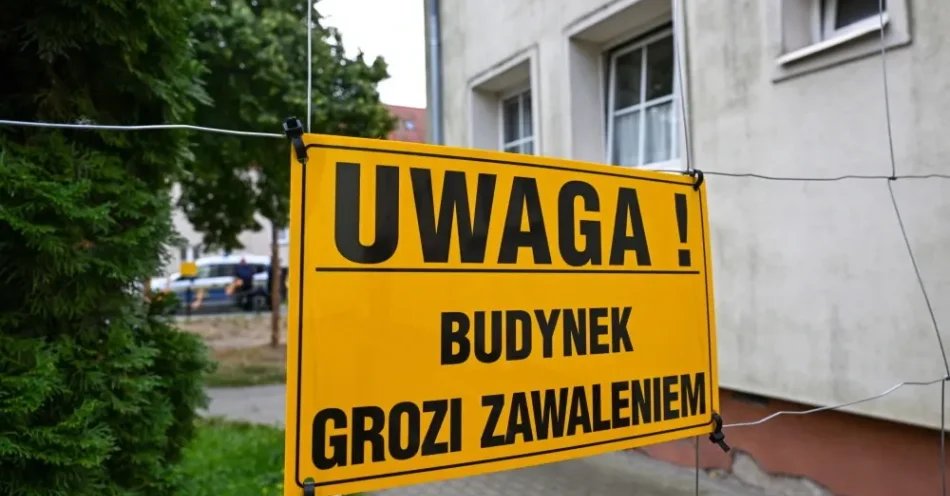 zdjęcie: Szczecin: z budynku zagrożonego zawaleniem ewakuowano lokatorów 9 mieszkań / Szczecin, 30.08.2026. Zagrożona zawaleniem kamienica przy ul. Hożej w Szczecinie, 30 bm. Powiatowy Inspektor Nadzoru Budowlanego podjął decyzję o wyłączeniu dwóch budynków z użytkowania i ewakuacji mieszkańców ze względu na pogłębiające się osiadanie konstrukcji, pęknięcia ścian i odsklepienia schodów. (mb/amb) PAP/Marcin Bielecki