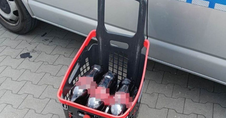 zdjęcie: Na wolnym wypatrzył 32-latka z koszykiem skradzionych napojów gazowanych / fot. KPP Ryki