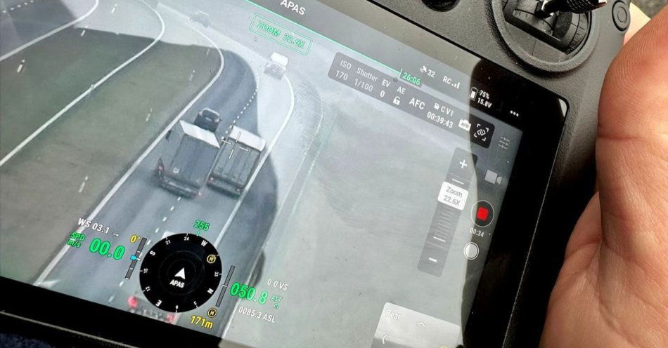 zdjęcie: Dron zarejestrował łamanie zakazu wyprzedzania na S5 / fot. KPP w Świeciu