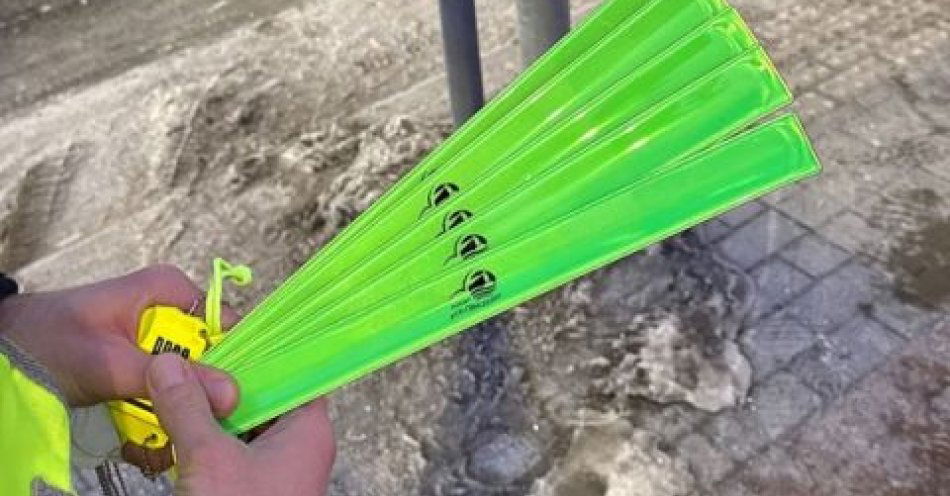 zdjęcie: Odblaski ratują życie. Zadbaj o widoczność przy przejściu / fot. KPP w Kołobrzegu