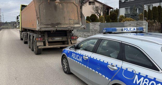 Dwóch nietrzeźwych w rękach policjantów