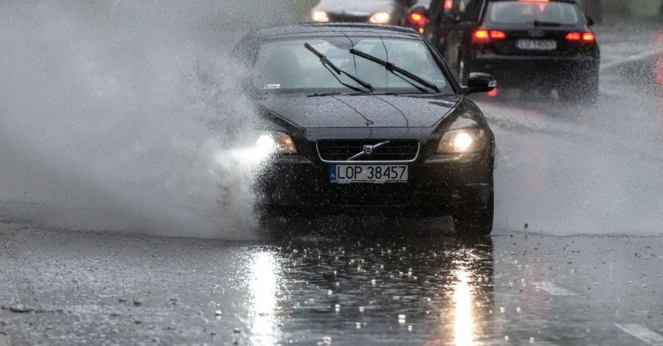 zdjęcie: Burze nad Polską, alerty RCB i ostrzeżenia II stopnia / fot. PAP