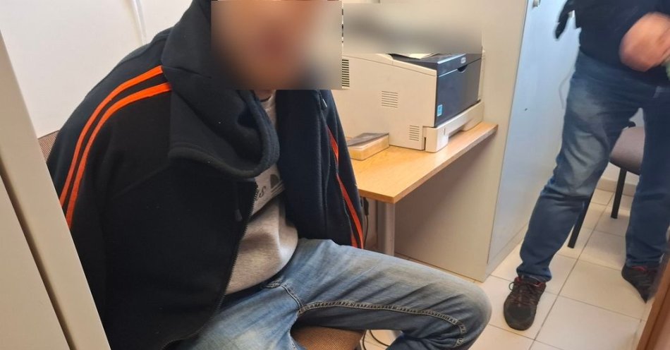 zdjęcie: Złodziej paliwa w rękach policjantów / fot. KPP Bielsk Podlaski