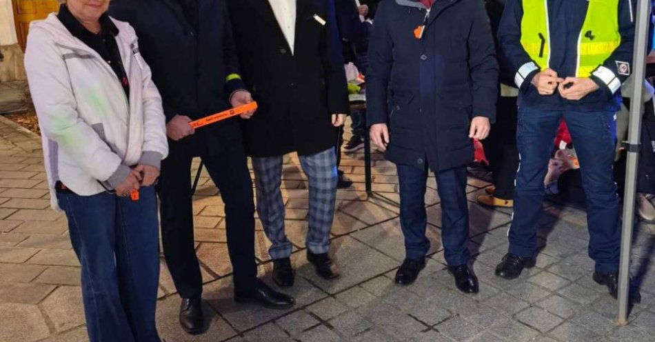 zdjęcie: Odblask ratuje życie na żywieckim Rynku / fot. KPP w Żywcu