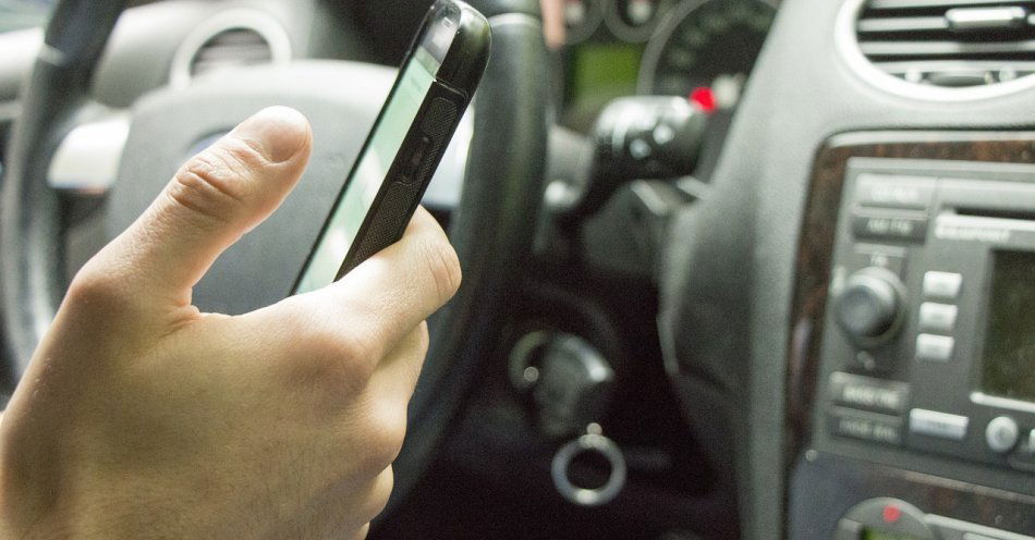 zdjęcie: 17-latek jechał bez prawa jazdy i rozmawiał przez telefon / pixabay/660946