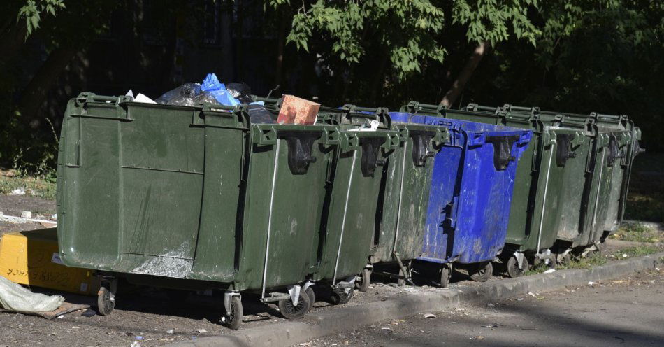 zdjęcie: Przyjechał na cmentarz i wyrzucił swoje śmieci do kontenera. Został ukarany mandatem / v11403800