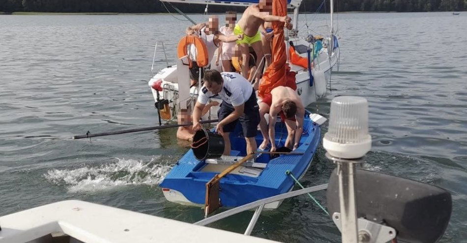 zdjęcie: Wywrócona żaglówka i szybka reakcja wodniaków / fot. KMP Suwałki