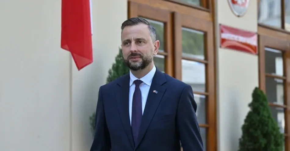 zdjęcie: Szef MON: polscy marynarze rozpoczęli szkolenia w Szwecji / Warszawa, 15.07.2026. Wicepremier, szef MON Władysław Kosiniak-Kamysz podczas wręczenia oficerom mianowań na nowe stanowiska służbowe, 15 bm. w siedzibie MON w Warszawie. Wicepremier Władysław Kosiniak-Kamysz poinformował o powołaniu Komponentu Obrony Pogranicza, który ma być kolejnym etapem wzmacniania wschodniej granicy Polski. (aldg) PAP/Piotr Nowak