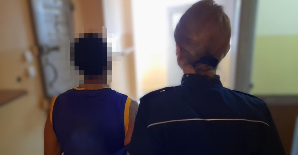 zdjęcie: 27-latek wyrwał kobiecie portfel. Uciekającego sprawcę ujął świadek zdarzenia, który od razu powiadomił policjantów.   / fot. KPP w Kościerzynie