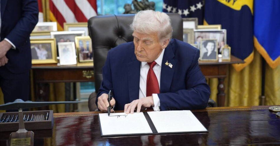 zdjęcie: Trump podpisał rozporządzenie o gwarancjach bezpieczeństwa dla Kataru / epa12406042 Prezydent USA Donald Trump podpisuje rozporządzenie wykonawcze w Gabinecie Owalnym Białego Domu w Waszyngtonie, DC, USA, 25 września 2025 r. EPA/YURI GRIPAS / POOL Dostawca: PAP/EPA.