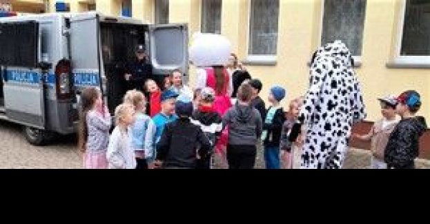 Policjanci w dziecięcym świecie na co dzień i od święta