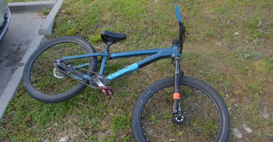 zdjęcie: Wioząc kolegę na kierownicy roweru uderzył w samochód / fot. KMP Chełm