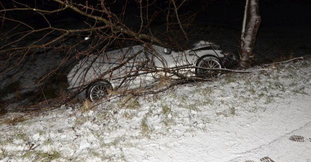 Policjanci pracowali na miejscu wypadku drogowego.