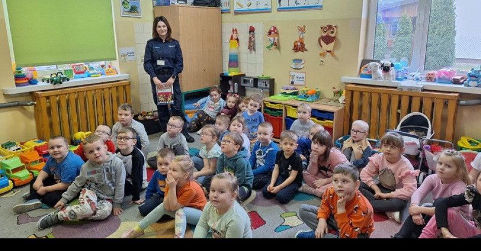 zdjęcie: Policjanci uczą przedszkolaków bezpiecznej zimy / fot. KPP w Kutnie