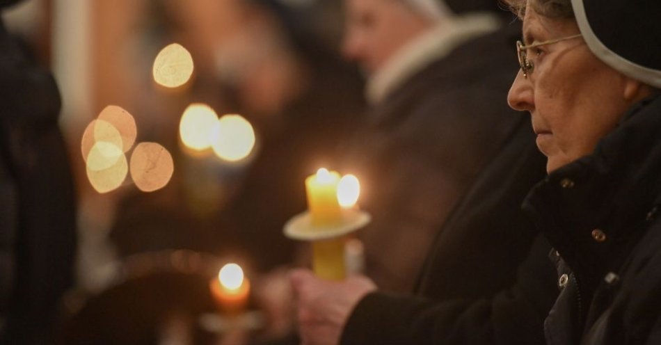 zdjęcie: W Kościele 2 lutego kończy się okres trzymania choinek; jedyny dzień, kiedy błogosławi się świece / fot. PAP