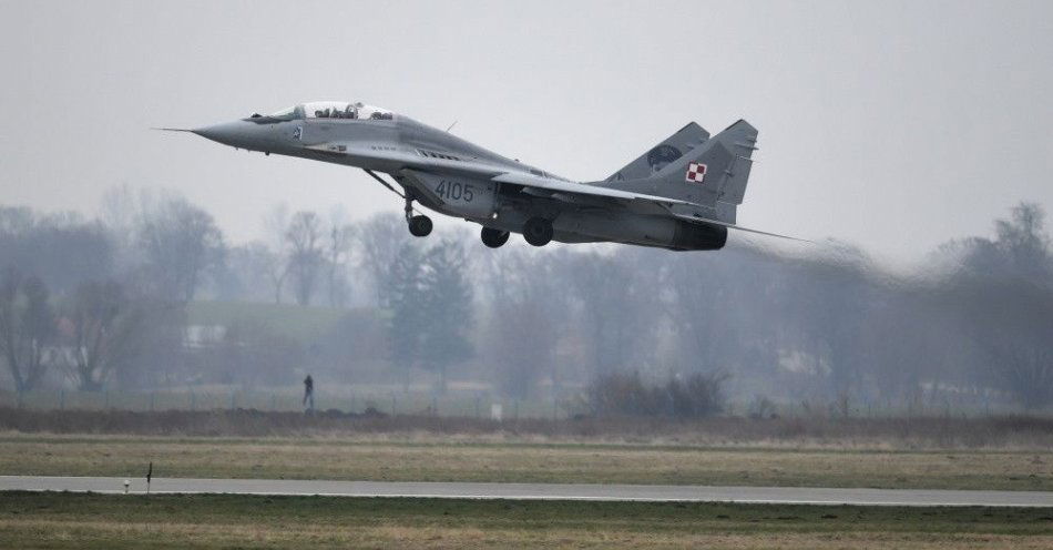 zdjęcie: Dowództwo Operacyjne: w polskiej przestrzeni powietrznej rozpoczęło się operowanie lotnictwa / Malbork, 15.02.2023. Myśliwiec MiG-29 podczas Media Day w 22. Bazie Lotnictwa Taktycznego w Malborku, 15 bm. W ramach wydarzenia odbyły się loty pilotów z malborskiej jednostki na samolotach MiG–29 oraz komponentu holenderskich Sił Powietrznych na myśliwcach F-35. (mr) PAP/Adam Warżawa