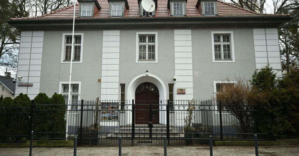 zdjęcie: Gdańsk: urzędnicy podjęli próbę odebrania budynku po byłym konsulacie Rosji, ale nikt nie otworzył im drzwi / Gdańsk, 23.12.2025. Budynek ostatniego rosyjskiego konsulatu w RP, 23 bm. w Gdańsku. Decyzją ministra spraw zagranicznych RP Radosława Sikorskiego, konsulat Rosji w Gdańsku miał zostać zamknięty 23 bm. Z budynku zniknęła tabliczka informacyjna oraz rosyjska flaga, ale nadal nie opuścili go wszyscy pracownicy. Sprawa ma trafić do sądu. W willi przy ul. Batorego Rosjanie mieli swoją siedzibę od lat 50. ubiegłego wieku. (mr) PAP/Adam Warżawa