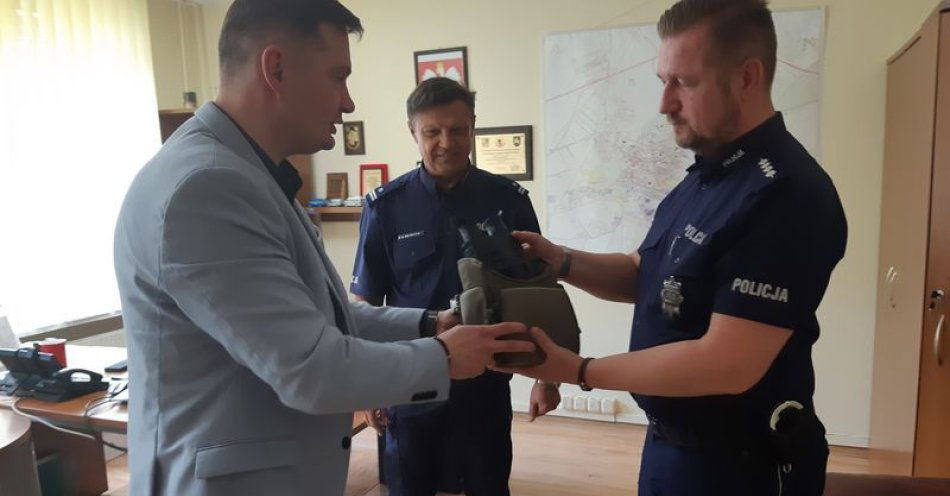 zdjęcie: Nowoczesna lornetka noktowizyjna dla funkcjonariuszy Posterunku Policji w Dobroszycach / fot. KPP w Oleśnicy