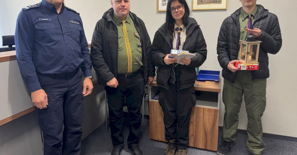 zdjęcie: Harcerze przekazali Betlejemskie Światło Pokoju policji w Słupsku / fot. KMP w Słupsku