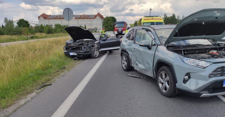 zdjęcie: Policjanci wyjaśniają przyczyny i okoliczności wypadku drogowego na DK 53 / fot. KPP w Szczytnie