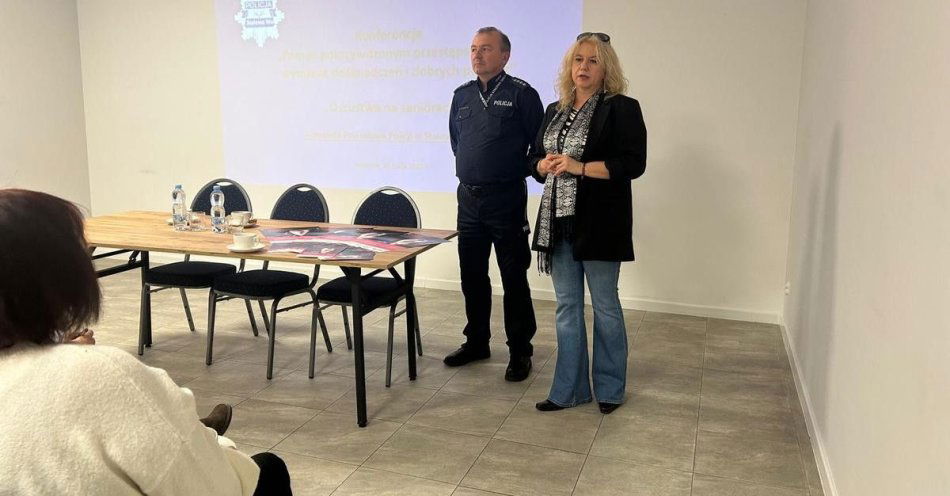 zdjęcie: Seniorzy z Pysznicy uczą się o bezpieczeństwie / fot. KPP w Stalowej Woli fot. KPP St. Wola