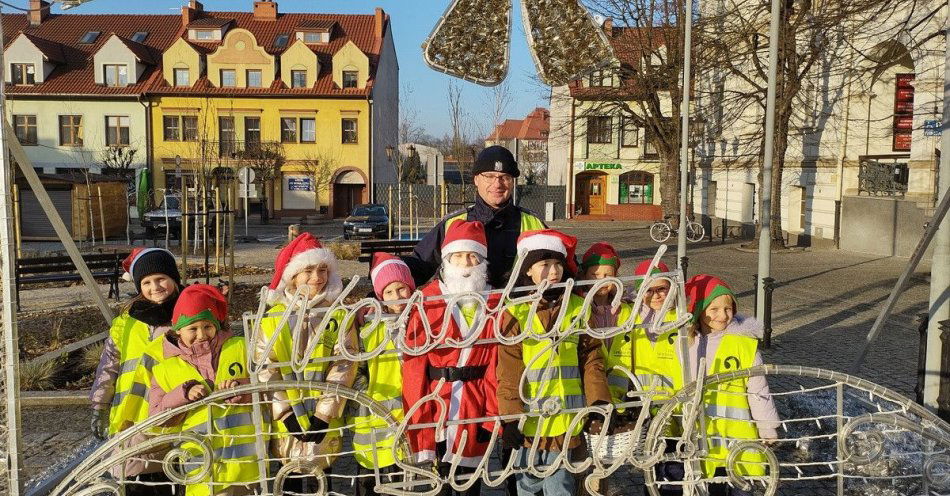 zdjęcie: Mikołaj zatrzymał kierowców w Wałczu i rozdawał słodycze / fot. KPP w Wałczu 1