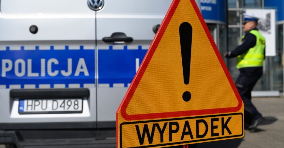 zdjęcie: Zderzenie pięciu pojazdów; podróżowało nimi 18 osób, jedna zginęła / fot. PAP