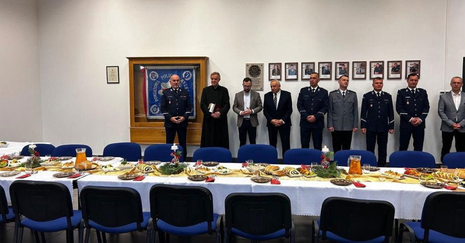 zdjęcie: Świąteczne spotkanie opłatkowe w komendzie w Krasnymstawie / fot. KPP Krasnystaw