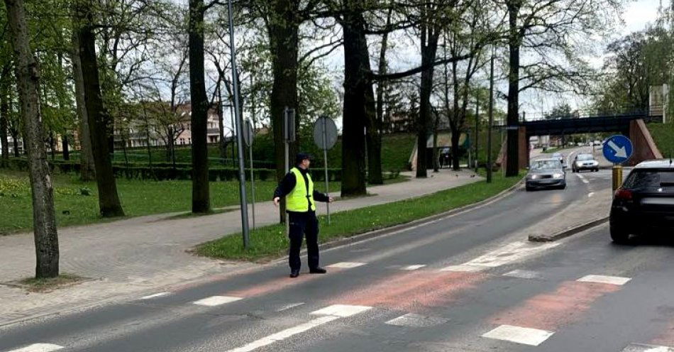 zdjęcie: Urwał mu się wahacz. Pomogli dzielnicowi / fot. KPP w Iławie