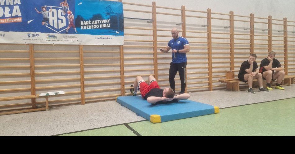 zdjęcie: Maturzyści z Giżycka świetnie na policyjnym torze / fot. KPP w Giżycku maturzyści na policyjnym torze sprawności fizycznej