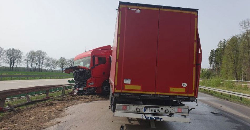 zdjęcie: Utrudnienia na autostradzie A4 na wysokości 4 kilometra w kierunku granicy. Zalecany zjazd na drogę krajowa nr 94 na węźle Godzieszów / fot. KPP w Zgorzelcu