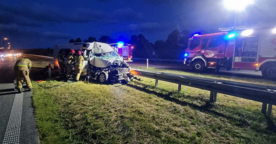 zdjęcie: Groźne zderzenie busa z samochodem ciężarowym na S17 / fot. KPP Ryki