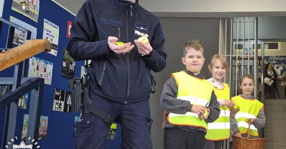 zdjęcie: Uczniowie Skarbimierza promują bezpieczeństwo z odblaskami / fot. KPP Brzeg