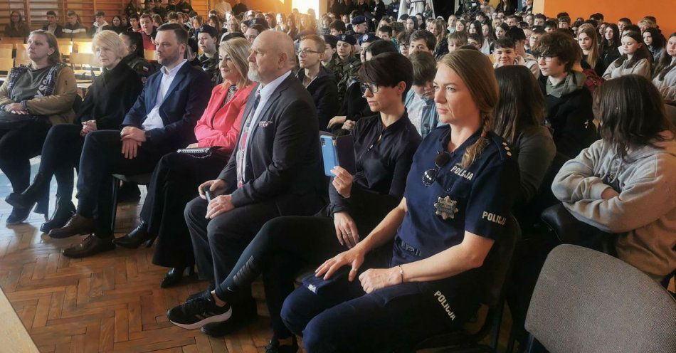 zdjęcie: Policjantki wystąpili podczas forum „Żyj wolny od uzależnień i przemocy” / fot. KPP w Lipnie