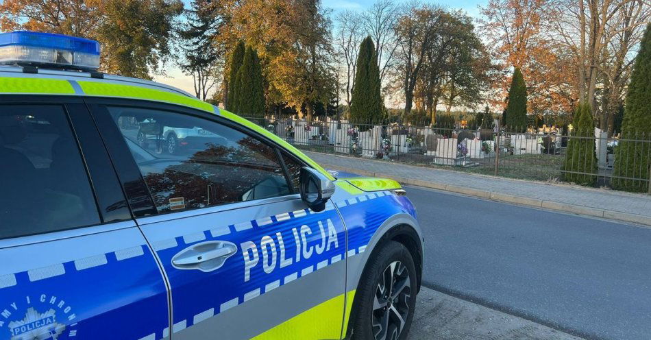 zdjęcie: Zmiany ruchu i parkingi przy cmentarzach na Wszystkich Świętych / fot. KPP w Świeciu