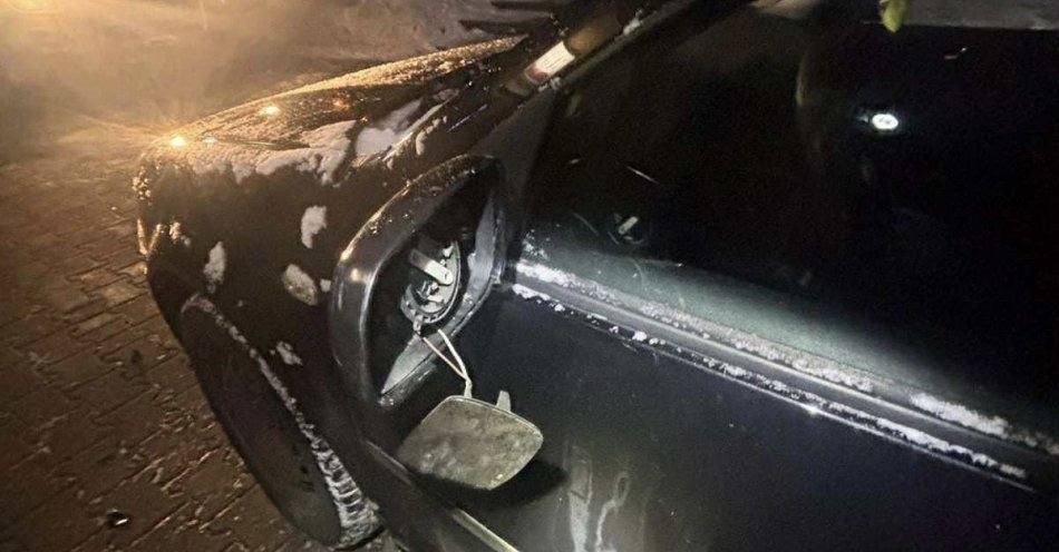 zdjęcie: Mężczyzna zatrzymany po zniszczeniu auta i posiadaniu narkotyków / fot. KPP Kolno