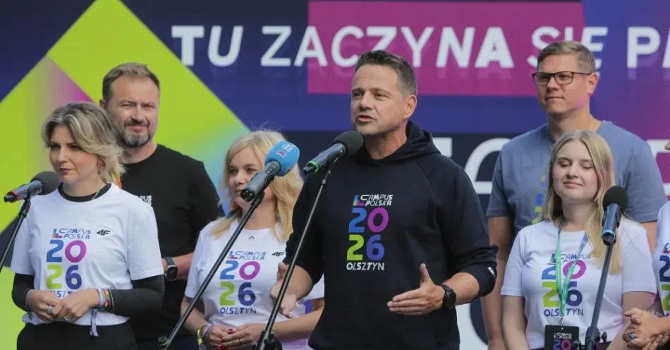 zdjęcie: Trzaskowski na Campusie: chcemy pomóc młodym ludziom zaangażować się społecznie i politycznie / Olsztyn, 26.08.2026. Prezydent Warszawy Rafał Trzaskowski (4L), posłowie KO: Sławomir Nitras (2L), Dorota Łoboda (3L), Patryk Jaskulski (2P), Monika Rosa (L) na otwarciu Campusu Polska Przyszłości 2026 w Olsztynie, 26 bm. Organizatorem Campusu Polska Przyszłości jest Fundacja Campus Polska. (amb) PAP/Tomasz Waszczuk