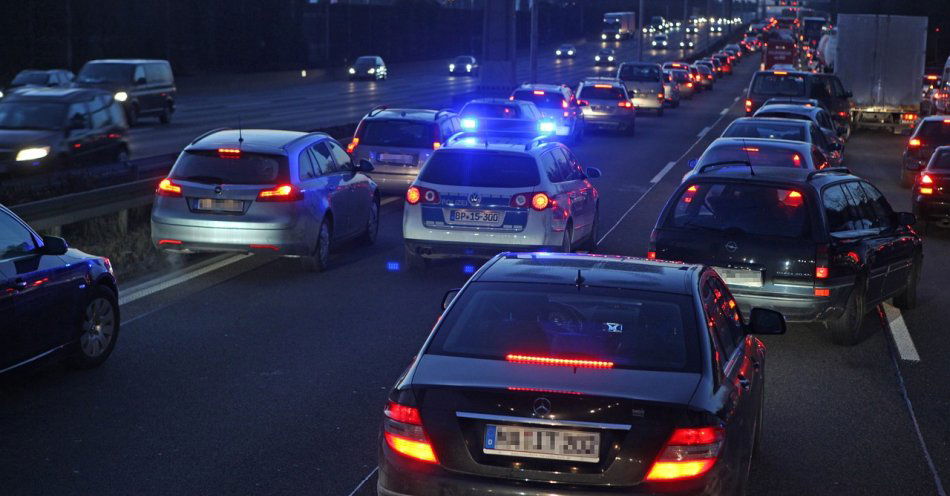 zdjęcie: Łączona eskorta policjantów / pixabayu/7083283