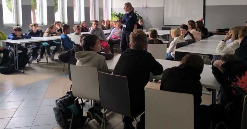 zdjęcie: Policjanci rozmawiali z uczniami w Miłkowicach o hejcie / fot. KMP w Legnicy