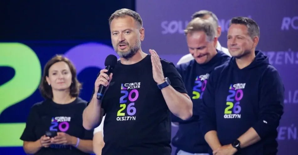 zdjęcie: Nitras o Giertychu jako obrońcy szefa Zondacrypto: dochodzi do pomieszania ról / Olsztyn, 26.08.2026. Prezydent Warszawy Rafał Trzaskowski (P), poseł KO Sławomir Nitras (2L), europosłanka Kamila Gasiuk-Pihowicz (L) i marszałek województwa warmińsko-mazurskiego Marcin Kuchciński (2P) na oficjalnym otwarciu Campusu Polska Przyszłości 2026 w Olsztynie, 26 bm. Organizatorem Campusu Polska Przyszłości jest Fundacja Campus Polska. (sko) PAP/Tomasz Waszczuk