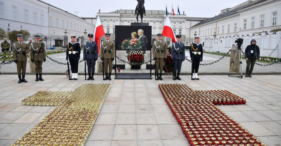 zdjęcie: Apel Pamięci przed Pałacem Prezydenckim w rocznicę katastrofy smoleńskiej / fot. PAP