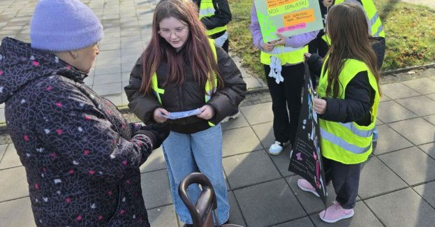 Uczniowie i policjanci rozdawali odblaski w Starachowicach