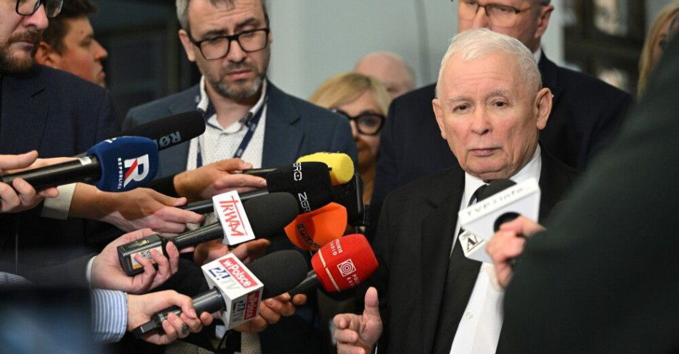 zdjęcie: Kaczyński o wyborze sędziów TK: to nie są żadne wybory; mam nadzieję, że to będzie rozliczone / Warszawa, 13.03.2026. Prezes Prawa i Sprawiedliwości Jarosław Kaczyński (P) rozmawia z mediami na korytarzu Sejmu, 13 bm. Sejm wybrał sześcioro sędziów Trybunału Konstytucyjnego - wszyscy to osoby, których kandydatury zostały zgłoszone przez Prezydium izby. Poparcia nie zyskali dwaj kandydaci zgłoszeni przez klub PiS. (amb) PAP/Radek Pietruszka