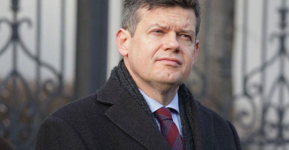 zdjęcie: Sędzia Markiewicz: nie było wahania czy zaproszeni do Pałacu Prezydenckiego Szostek i Bentkowska powinni tam pójść / Warszawa, 17.12.2025. Członek zarządu Stowarzyszenia Sędziów Polskich „Iustitia” prof. dr hab. Krystian Markiewicz podczas briefingu prasowego o sytuacji w sądownictwie na półmetku rządów Koalicji 15 października, 17 bm. przed Ministerstwem Sprawiedliwości w Warszawie. Konferencja zorganizowana była przez Stowarzyszenie Sędziów Polskich „Iustitia”. (sko) PAP/Tomasz Gzell