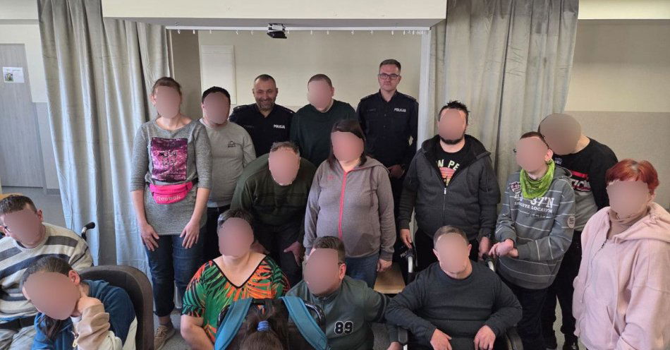 zdjęcie: Dzielnicowi odwiedzili Środowiskowy Dom Samopomocy w Bochni / fot. KMP w Bochni