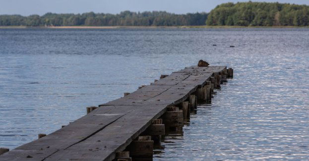 Policja z Ostródy szuka osoby, która wskoczyła do wody