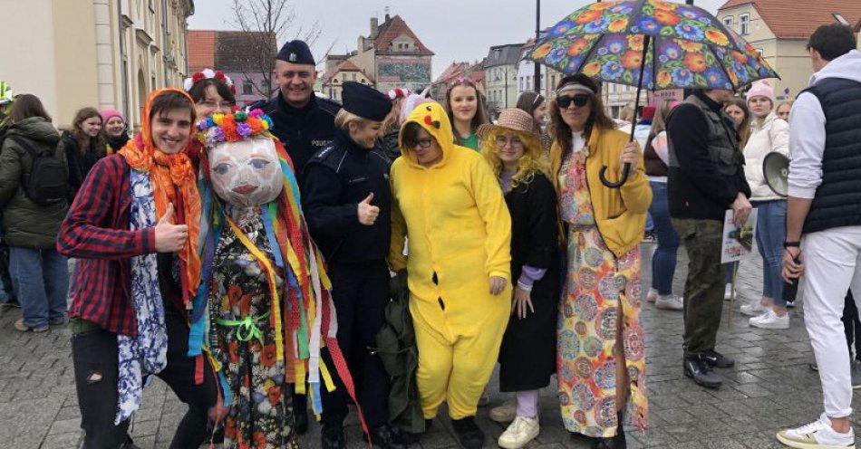 zdjęcie: Rawiccy uczniowie i policjanci pożegnali zimę, powitali wiosnę / fot. KPP Rawicz