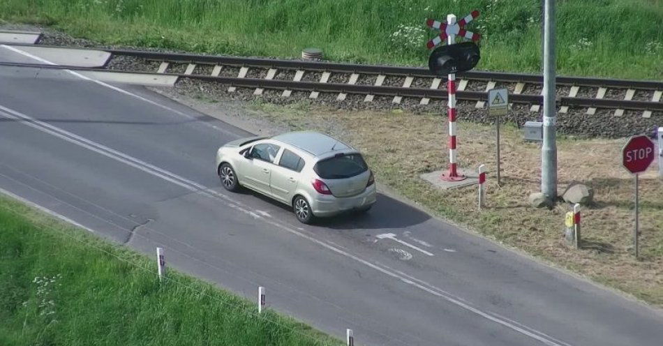 zdjęcie: Przejazdy kolejowe pod „czujnym okiem” policyjnego drona / fot. KPP Chodzież