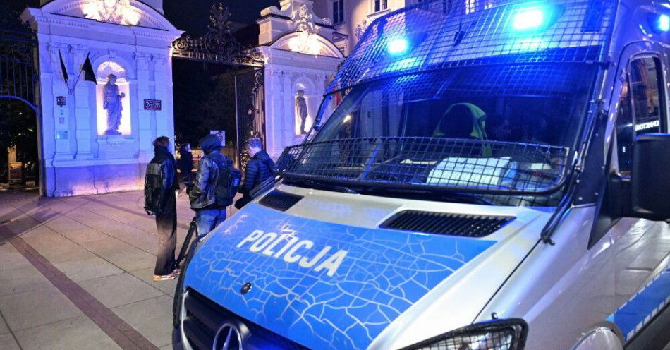 zdjęcie: Brutalne zabójstwo na UW - nie żyje kobieta, ochroniarz w stanie krytycznym, sprawca zatrzymany / fot. PAP