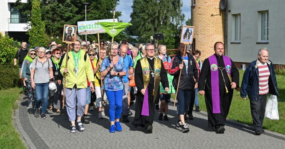 zdjęcie: Stu pielgrzymów idzie na Jasną Górę / fot. PAP